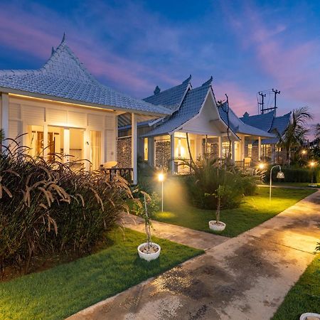 Paus Putih Hotel レンボンガン島 エクステリア 写真