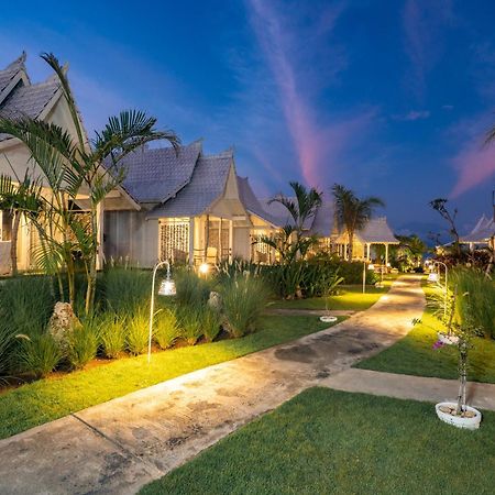 Paus Putih Hotel レンボンガン島 エクステリア 写真