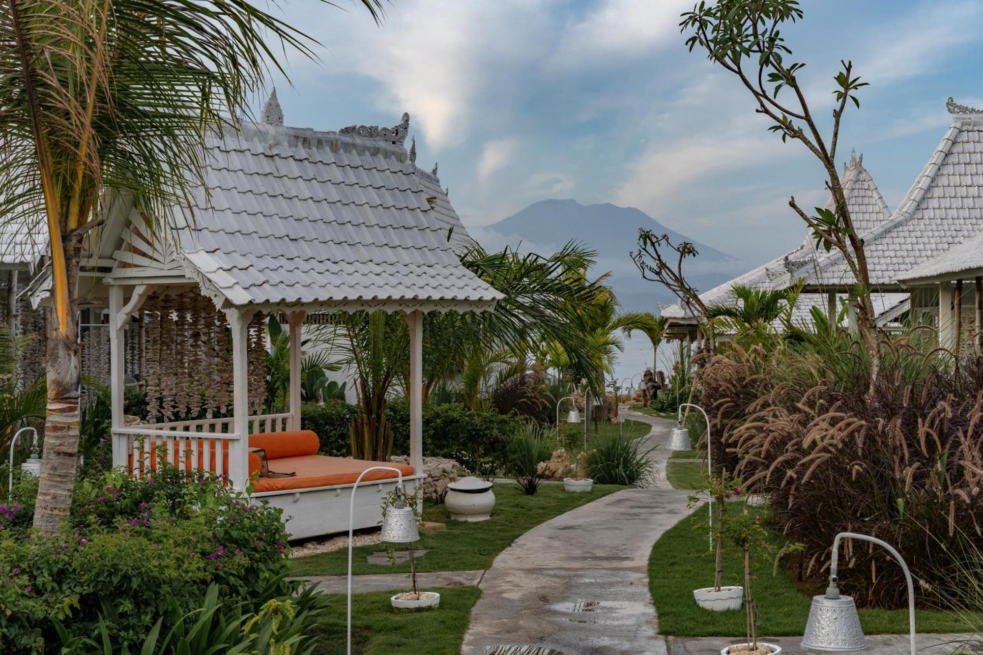 Paus Putih Hotel レンボンガン島 エクステリア 写真